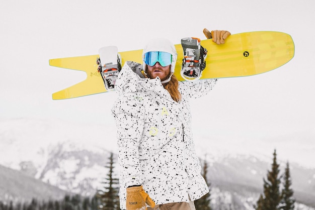 Photo male snowboarder dangerous downhill in action