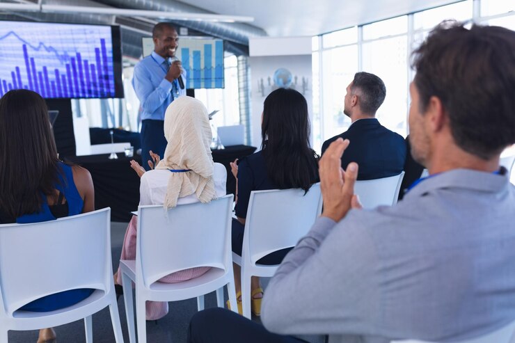 Photo male speaker speaks in business seminar