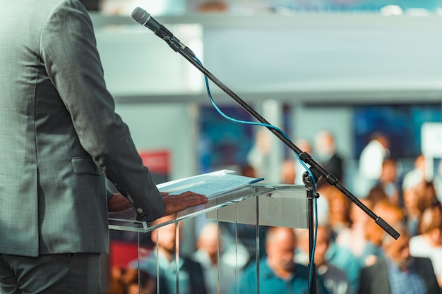 Foto altoparlante maschio sul palco