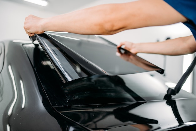 Photo male specialist with car tinting film in hands