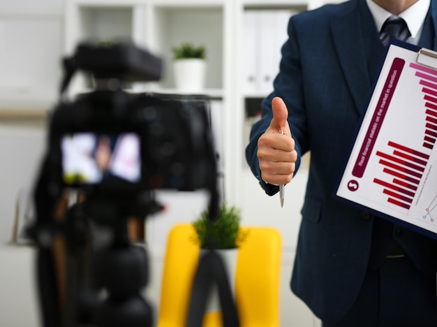 Photo male in suit and tie show confirm sign