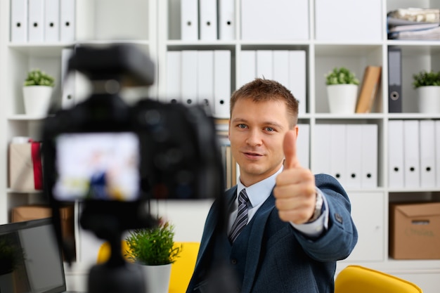 Photo male in suit and tie show confirm sign