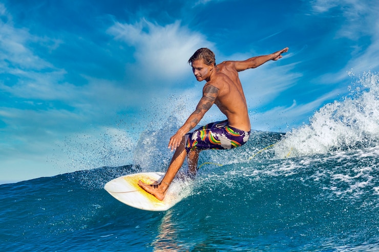 Photo male surfer on a blue wave at sunny day