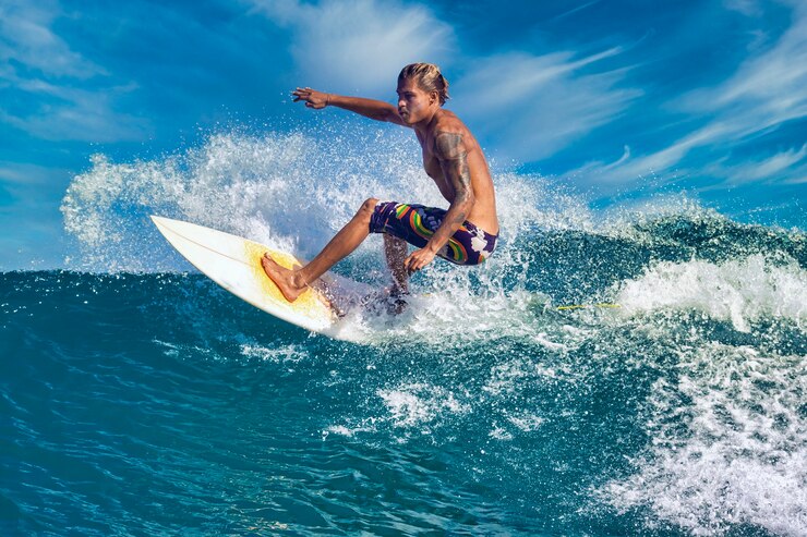 Photo male surfer on a blue wave at sunny day
