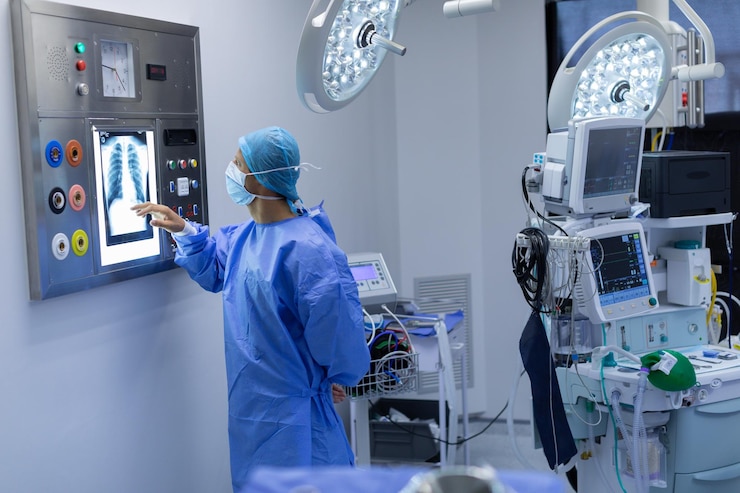 Photo male surgeon reading x ray in operating room