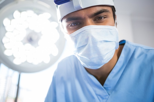 Photo male surgeon wearing surgical mask