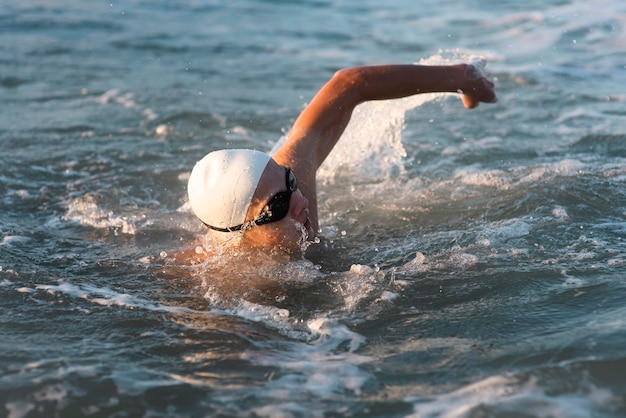 Photo male swimmer swimming in the ocean