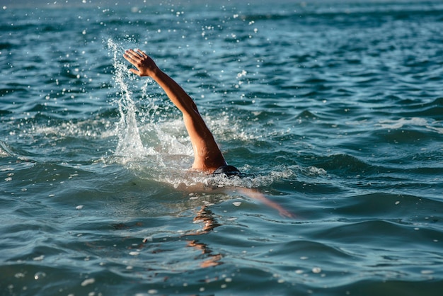 Foto nuotatore maschio che nuota in acqua