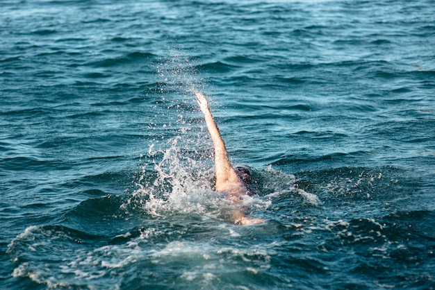 Foto nuotatore maschio che nuota in acqua