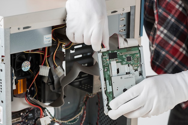 Photo male technician hand repairing computer hard disk drive