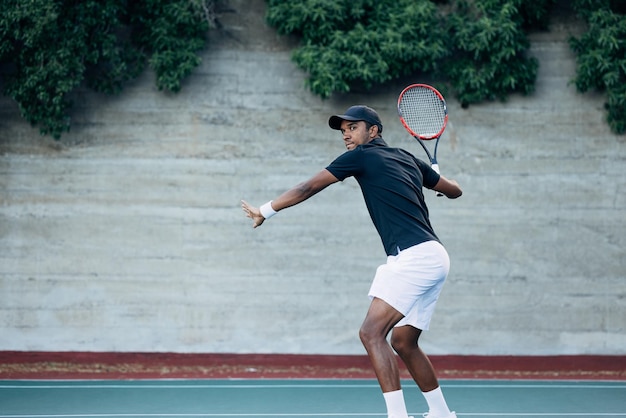 Photo male tennis player preparing to receive the serve