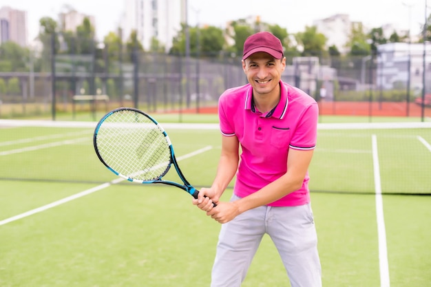 Foto giocatore di tennis maschio sul campo da tennis