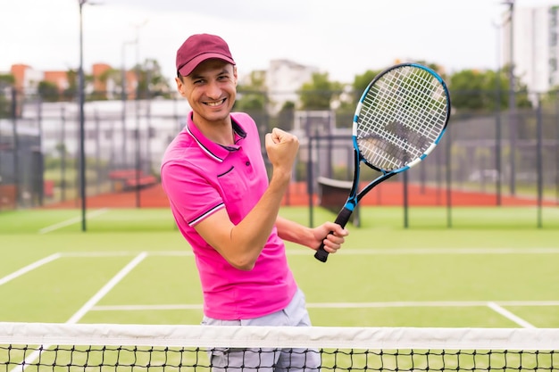 Giocatore di tennis maschio sul campo da tennis