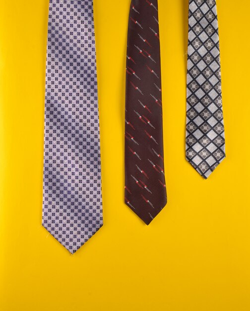 Фото Мужские галстуки, изолированные на желтом фоне
