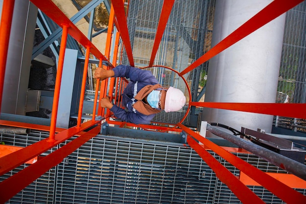 남성 탑 뷰는 계단 비계 검사 파이프라인 석유 및 가스 석유화학 산업을 등반합니다.
