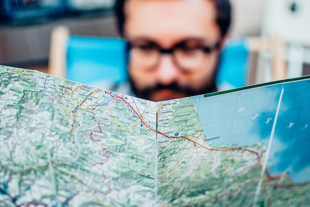 Photo male tourist holding map