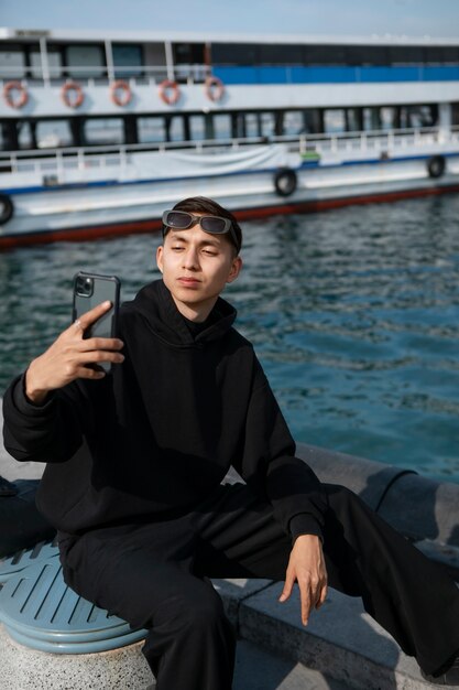 Photo male tourist taking selfie with smartphone while traveling