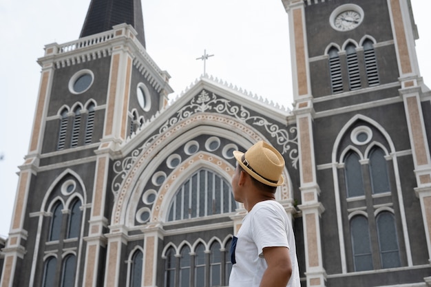 I turisti maschi usano i telefoni cellulari per fotografare le attrazioni turistiche