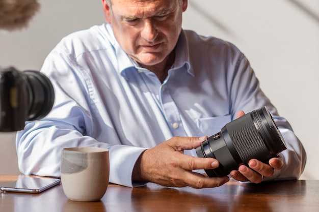 Foto vlogger maschio che filma un tutorial