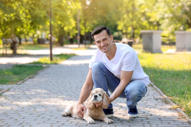 屋外でかわいい犬と男性ボランティア