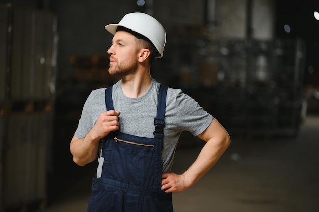 写真 倉庫保管庫の男性倉庫作業員の肖像画