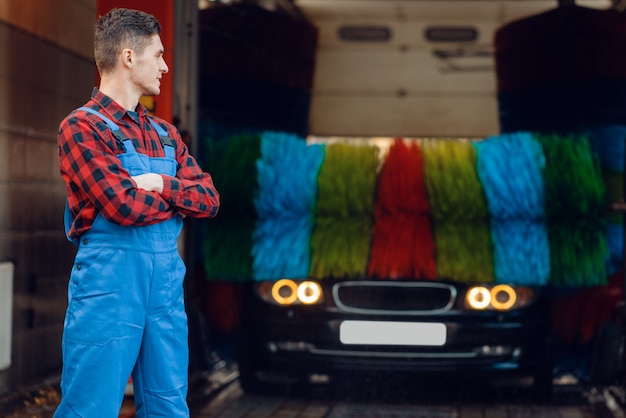 Photo male washer in uniform on automatic car wash