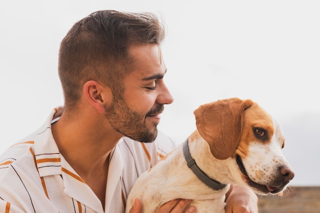 写真 屋外の犬を持つ男性