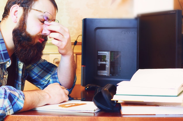 Scrittura a penna per computer da lavoro maschile