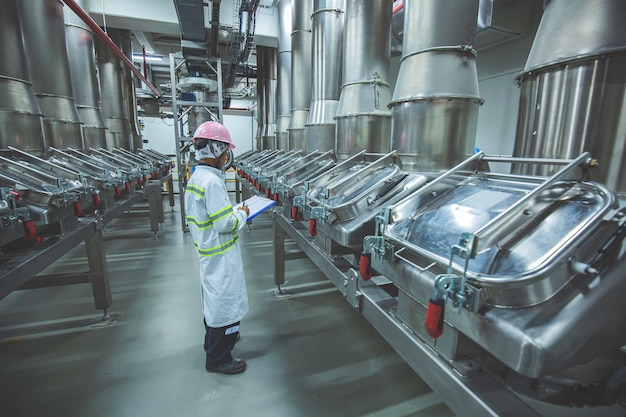 Male work inspection process powder cellar at the with vertical stainless steel tanks factory