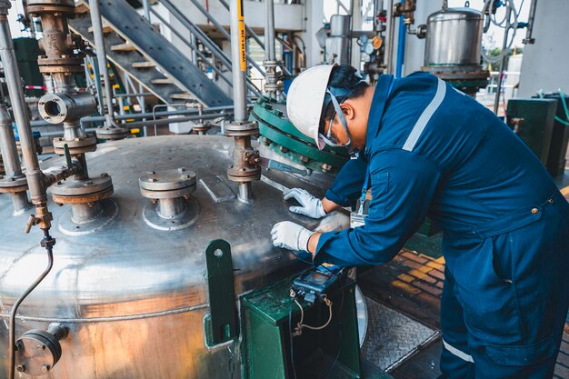 Foto il lavoratore maschile è di spessore ultrasonico di inossidabile