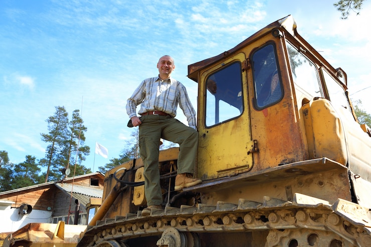 Photo male worker in bulldozer