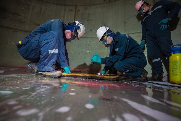 Ispezione del lavoratore di sesso maschile prova di vuoto piastra di fondo serbatoio in acciaio chimico perdita di saldatura interna specifica confinata