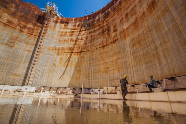 Male worker rope hoistup plate Installation of the inside of the storage tank with floating roof water