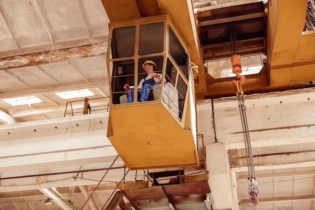 Lavoratore seduto nella cabina dell'operatore del carroponte