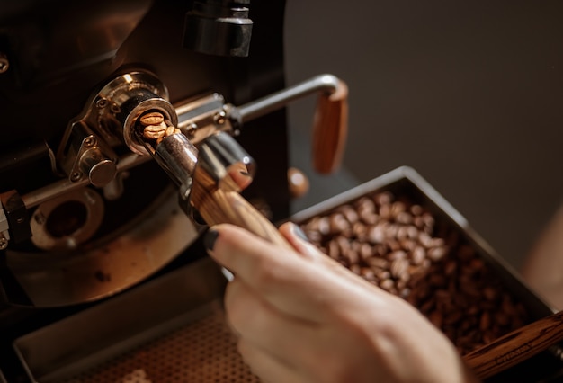 산업용 커피 로스팅 기계를 사용하는 남성 노동자