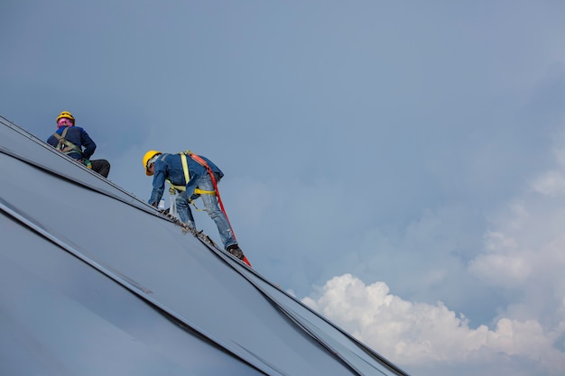 Безопасность по высоте веревочного доступа рабочих-мужчин, соединяющаяся с восьмью узлами ремня безопасности, куполом масляного бака