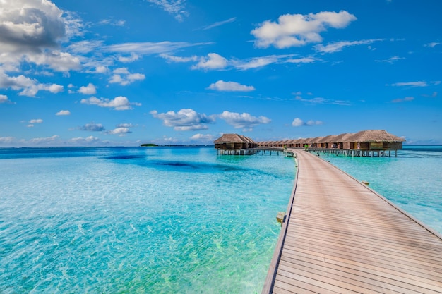 Malediven luxe resort Waterbungalows villa's met lange houten pier over verbazingwekkende oceaanlagune