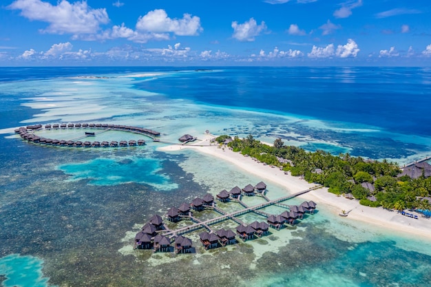 Malediven paradijs. Tropisch luchtlandschap, zeegezicht met de pier van watervilla's, dromerige zeelagune