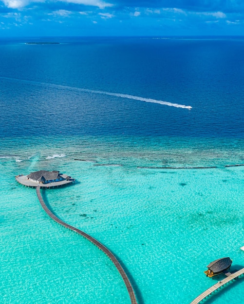 Malediven paradijs. Tropisch luchtlandschap, zeegezicht met de pier van watervilla's, dromerige zeelagune