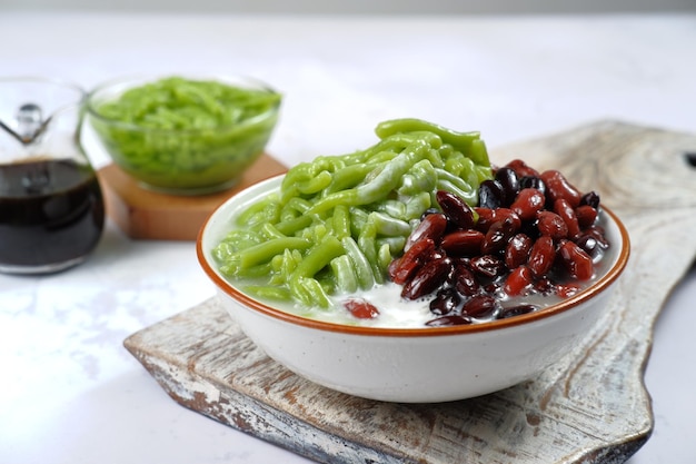 Maleisische desserts genaamd Cendol, gemaakt van gemalen ijsblokjes, pandan korte vermicelli en Red Bea