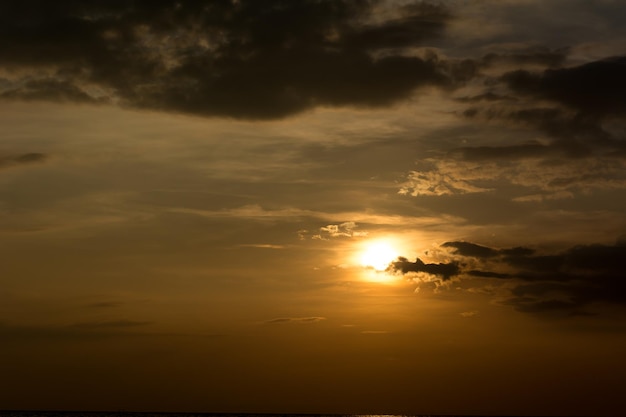 海の夕焼け空への悪性日の出