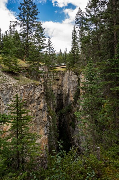 Cascate del canyon di maligne, parco nazionale di jasper. bella gola, tanti colori.