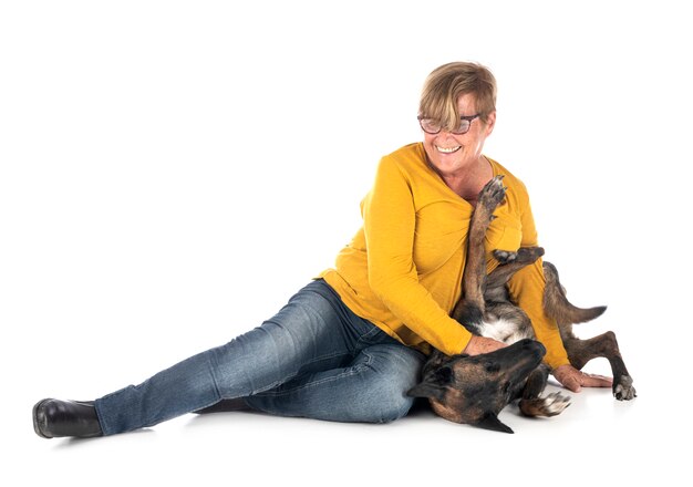 Malinois en vrouw op wit