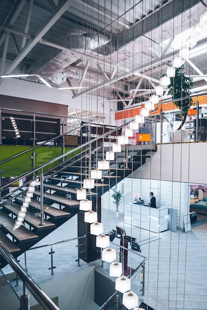 Mall interieur binnen. ontwerp van winkel winkel. trappen licht markt