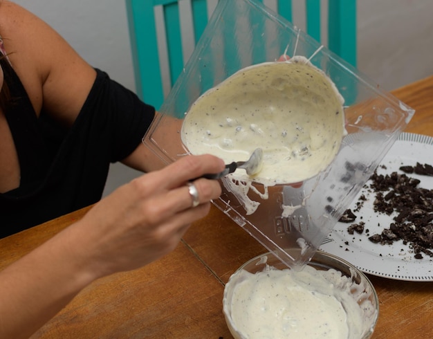 Mallen vullen met gesmolten witte chocolade en stukjes koek om paaseieren te bereiden