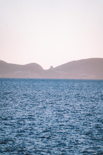 Foto spiaggia di mallorca paesaggio di mallorca con le montagne sullo sfondo