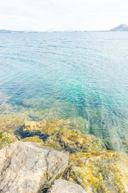 Пляж Майорки с бурным небом, берег моря без людей