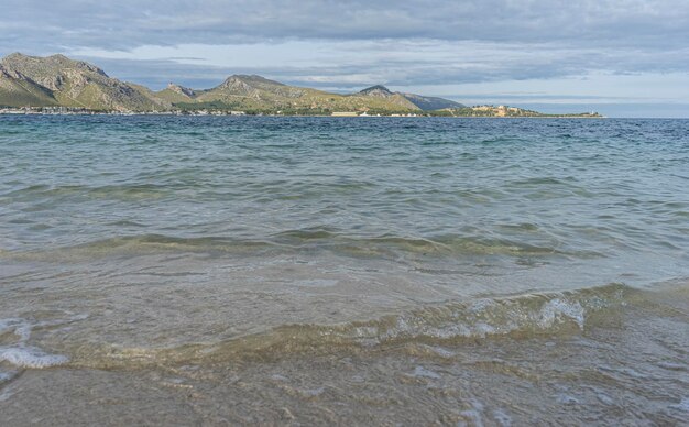 Майорка, спокойные бирюзовые воды Средиземного моря, праздничные сцены с ощущением спокойствия