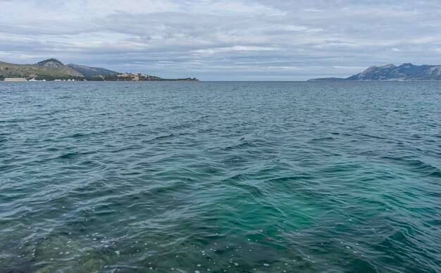 Mallorca, kalm turquoise water in de Middellandse Zee, vakantietaferelen met een gevoel van rust