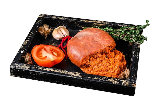 Майорканская Sobrassada вылеченная свиная колбаса в деревянном подносе изолирована на белом фоне Верхний вид